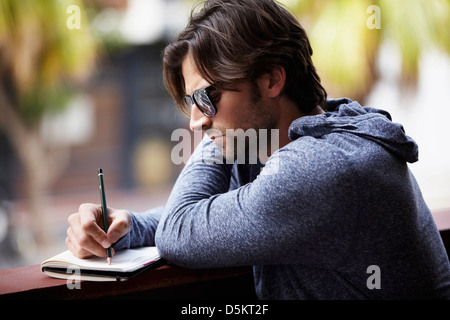L'Homme à lunettes sales écrit Banque D'Images