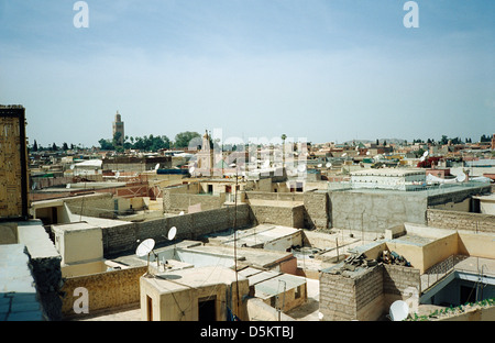 Vue sur les toits et terrasses, vieille ville, Marrakech, Maroc Banque D'Images