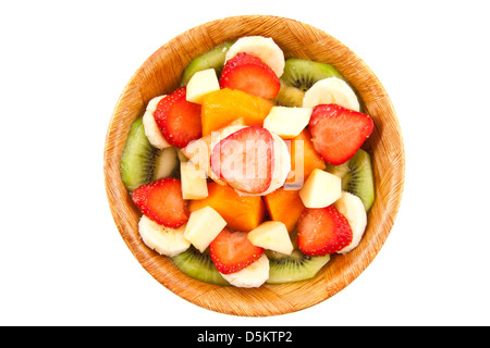 Différents types de fruits dans un bol en bois isolé sur fond blanc Banque D'Images