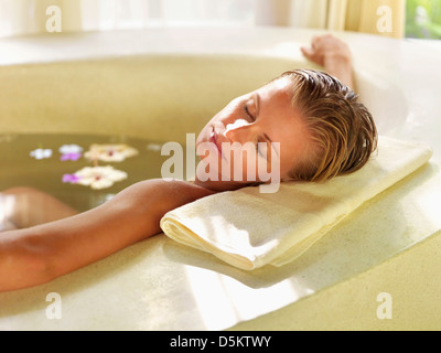 Woman relaxing in bathtub Banque D'Images