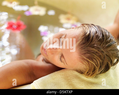 Woman relaxing in bathtub Banque D'Images