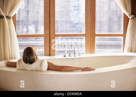 Woman enjoying bath spa Banque D'Images