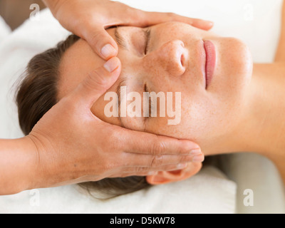 Woman getting massage du visage dans le spa Banque D'Images