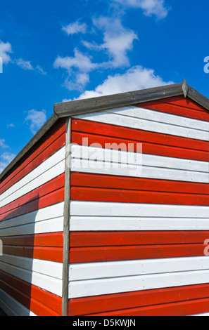 Cabane de plage sous un ciel bleu à Heacham sur la côte de Norfolk. Banque D'Images