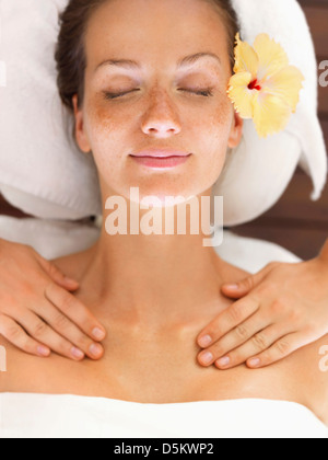 Woman relaxing in spa Banque D'Images