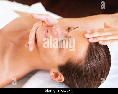 Woman relaxing in spa Banque D'Images