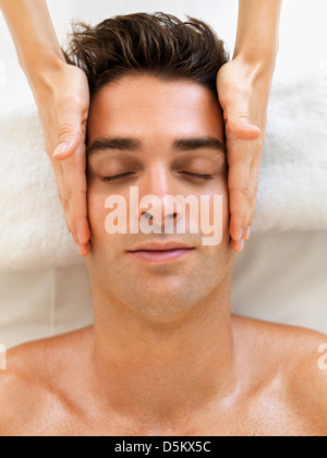 Man receiving massage in spa Banque D'Images