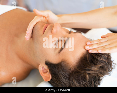 Man receiving massage in spa Banque D'Images