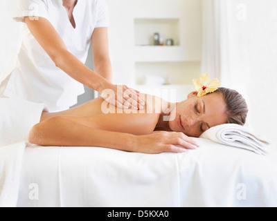 Woman receiving massage in spa Banque D'Images