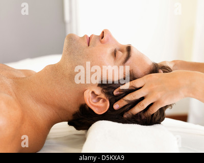 Man receiving massage in spa Banque D'Images