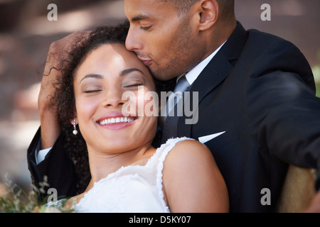 Groom kissing bridge Banque D'Images