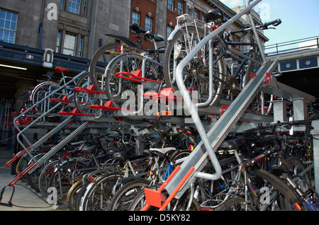 Parc de vélo à l'extérieur de la gare de Waterloo, Londres, Angleterre. Banque D'Images