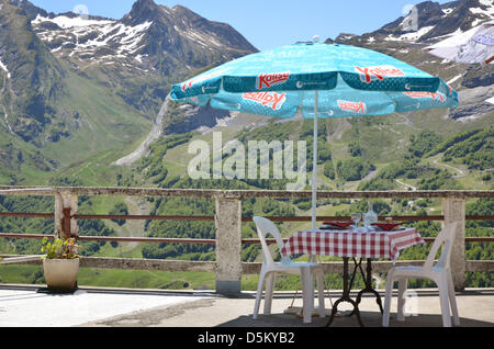 Une table sous un parasol d'un restaurant en plein air près de Col d'Aubisque col dans les Pyrénées françaises. Banque D'Images