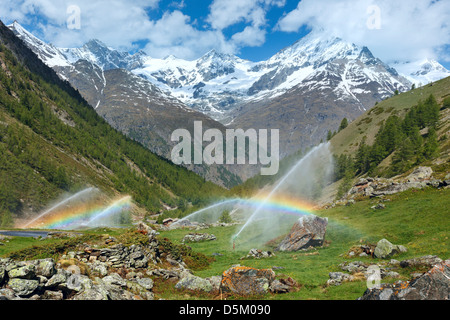 Les arcs-en-ciel dans l'eau d'irrigation en été montagne Alpes becs (Suisse, près de Zermatt) Banque D'Images