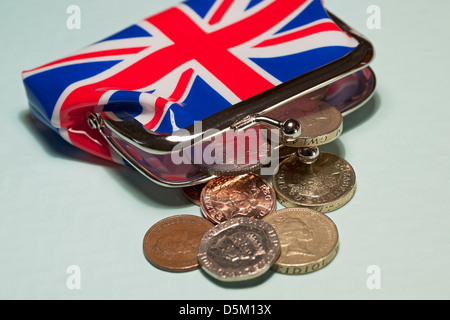 Gros plan du sac à main Union Jack et du concept d'affaires de finances personnelles de pièces d'argent anglais britannique Banque D'Images