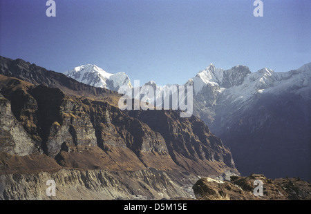 Gangapurna 7455 mètres et 7555 mètres Annapurna III vu au Roc Noir du Camp de base de l'Annapurna avec ciel bleu Népal Himalaya Banque D'Images