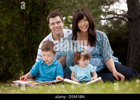 Lecture en famille Park Banque D'Images