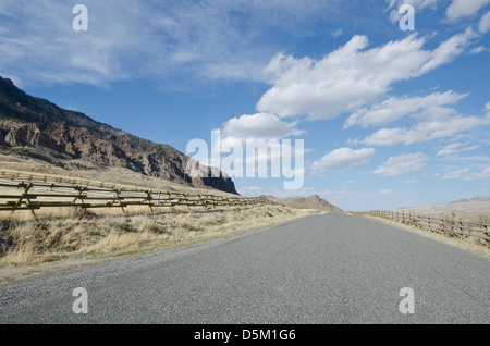 USA, Wyoming, route passant par paysage aride Banque D'Images