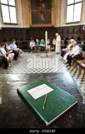 Registre de baptême dans une église pendant la cérémonie Banque D'Images