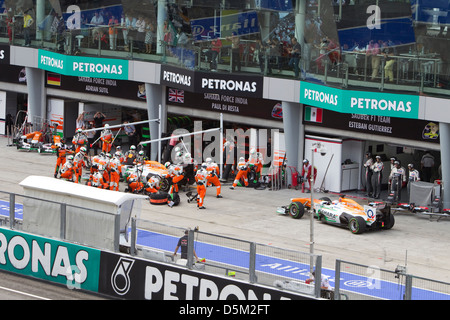 Les deux Force India F1 des voitures font la queue pour monter des pneus à la malaisienne Petronas Formula 1 Grand Prix Banque D'Images