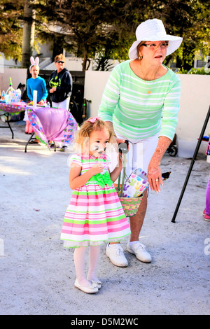 Jeune fille portant des oreilles de lapin et son visage peint prend part à l'Assemblée Siesta Key Village FL chasse aux oeufs de Pâques Banque D'Images