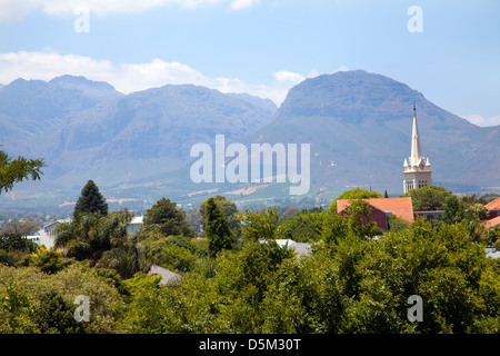 Paarl Sommaire avec blocage de la tour de surveillance kerk au-delà de la limite forestière Banque D'Images