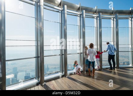 Les touristes à la recherche sur Dubai à partir de la plate-forme d'observation au sommet de Burj Khalifa la structure la plus haute du monde à Dubaï l'Uni Banque D'Images