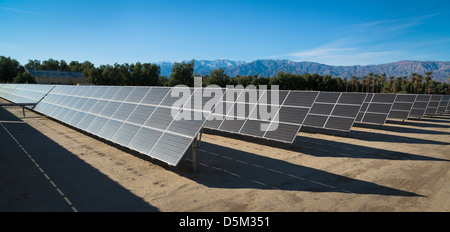 États-unis, Californie, la vallée de la mort, des panneaux solaires sur desert Banque D'Images