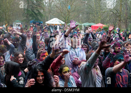 Foule à Twickenham Festival Holi Banque D'Images