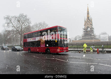 Londres, Royaume-Uni. Le 4 avril 2013. Plus de neige au printemps au Royal Albert Hall et Albert Memorial Crédit : martyn wheatley / Alamy Live News Banque D'Images