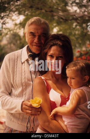 LORNE GREENE avec femme Nancy Deale Greene et sa fille Gillian Greene-Raimi.w2732a.(Image Crédit : © Herm Lewis/Globe Photos/ZUMAPRESS.com) Banque D'Images