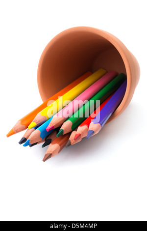 Fournitures de dessin : un assortiment de crayons de couleur dans un pot en céramique, isolé sur fond blanc Banque D'Images