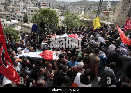 Le 4 avril 2013 - Tulkarem, en Cisjordanie, territoire palestinien - pleureuses palestiniens portent le corps d'Amer Nassar et Naji Balbisi pendant leurs funérailles à Anabta village près de la ville cisjordanienne de Tulkarem, 04 avril 2013. Des soldats israéliens ont abattu deux manifestants palestiniens dans le nord de la Cisjordanie, l'armée a dit 04 avril. Un groupe de Palestiniens ont lancé des cocktails Molotov sur un avant-poste de l'armée près de Tulkarem Tard 03 avril, a déclaré un porte-parole. Les soldats ont riposté, tir au moins l'un d'eux. La mort de 17 ans, Amer Nasser a été signalé tard mercredi. Le corps de Naji Balbisi, également Banque D'Images