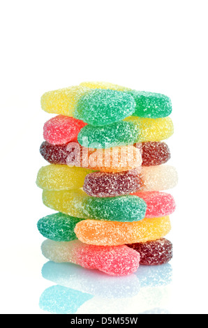Un tas de bonbons de gelée sur un fond blanc Banque D'Images