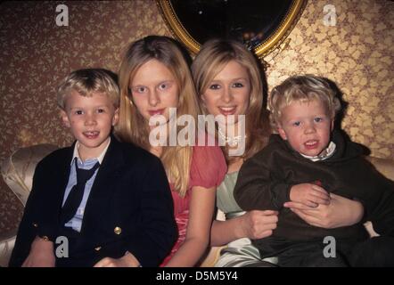 PARIS HILTON avec soeur Nicky Hilton brothers Nicholas Barron Hilton Conrad Hughes Hilton.k8889jbu.(Image Crédit : © Judie Burstein/Photos/ZUMAPRESS.com) Globe Banque D'Images