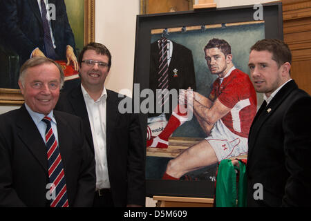 Aberystwyth, Pays de Galles, Royaume-Uni. Le 4 avril 2013. Joueur de rugby légendaire SHANE WILLIAMS dévoile son portrait par l'artiste David Griffiths, présenté à la Bibliothèque nationale du Pays de Galles, Aberystwyth. Imprime du portrait sont disponibles à l'achat, au profit du Trust pour la préservation de l'Édifice Cadwgan, pour aider à achever la rénovation de Château de Cardigan. Avec Shane sont Richard Thomas, de la confiance et l'Alun Jones, de la Bibliothèque nationale. Credit : atgof.co / Alamy Live News Banque D'Images