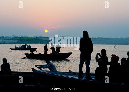 Les touristes regarder le lever du soleil sur le Gange/Ganga à Varanasi. Banque D'Images