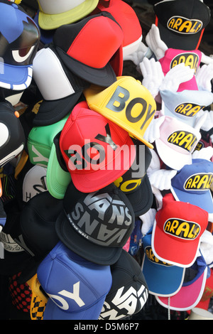 Chapeaux en vente en magasin à Chatuchak Weekend Market , Bangkok Banque D'Images