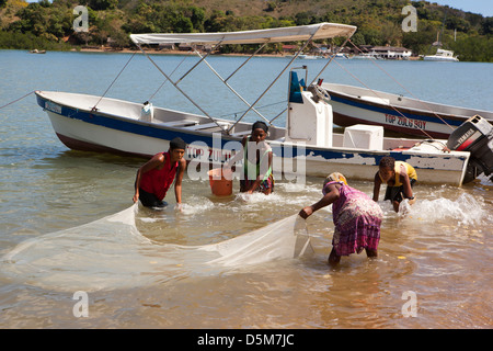 Madagascar, Nosy Be, Marodokana les femmes, la pêche dans les eaux peu profondes à marée haute Banque D'Images