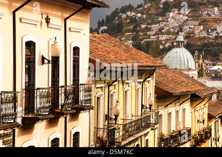 Rangée de bâtiments coloniaux historique de Quito, Équateur Banque D'Images