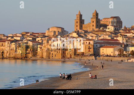 La plage dans la ville historique de Cefalù, sur la côte de la Sicile, en Italie. Banque D'Images