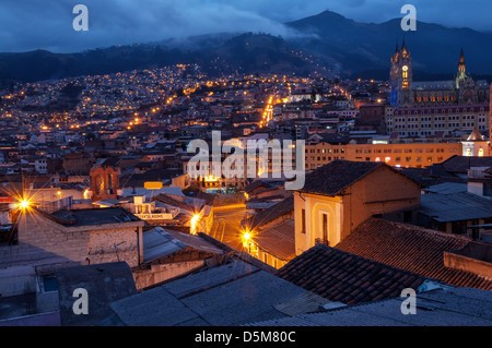 Quito, Equateur, vieille ville et la basilique de nuit avec des montagnes en arrière-plan Banque D'Images