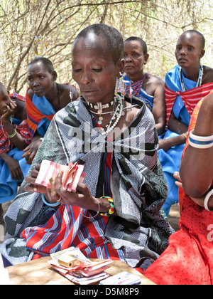 Les femmes masaï à compter de l'argent;Afrique;Afrique de l'Est Tanzanie;;les jeunes et les femmes plus âgées et les femmes masaï ou femme Banque D'Images