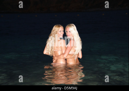 Gina-lisa Lohfink et chanteuse Loona passer quelque temps sur la plage de Portals Nous. Mallorca, Espagne Banque D'Images