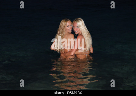 Gina-lisa Lohfink et chanteuse Loona passer quelque temps sur la plage de Portals Nous. Mallorca, Espagne Banque D'Images