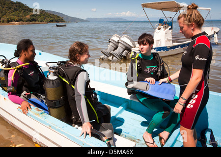 Madagascar, Nosy Be, Marodokana, Opération Wallacea dive boat, pré-Briefing de Plongée Banque D'Images