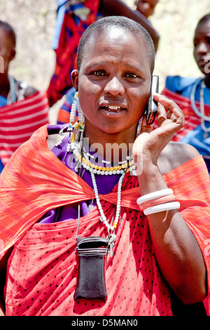 Masaï parlant au téléphone cellulaire en Afrique, Afrique de l'Est Tanzanie;;les jeunes et les femmes plus âgées et les femmes masaï ou femme Banque D'Images