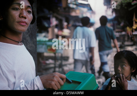 Tranvestite sur la rue du Mont Diwata communauté minière. L'île de Mindanao, aux Philippines Banque D'Images