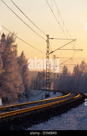 Les rails de chemin de fer à la lumière du soir , Finlande Banque D'Images