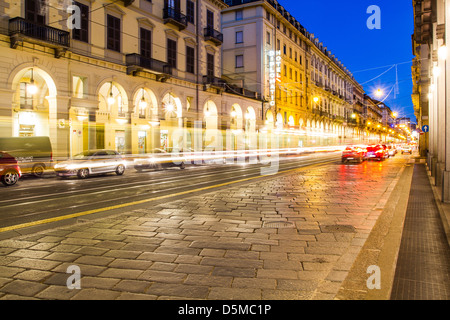 Via Cernaia la nuit. Banque D'Images